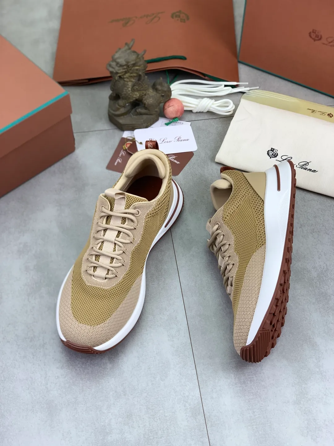 Men's men's shoes 💰P542 New style 💰High quality The latest casual shoes Loro Piana 💯Top grade💯Buy the original copy💯 Founded the existing Loro Piana company on April 24, 1924. The family has been operating for the sixth generation, providing top quality products to customers who are discerning in taste and quality. Imported original fly woven fabrics with cowhide fabric, plain calfskin lining, hand-stitched threads with cowhide feet, original packaging, high-end outsole, size: 38-46, multiple colors available, complete package